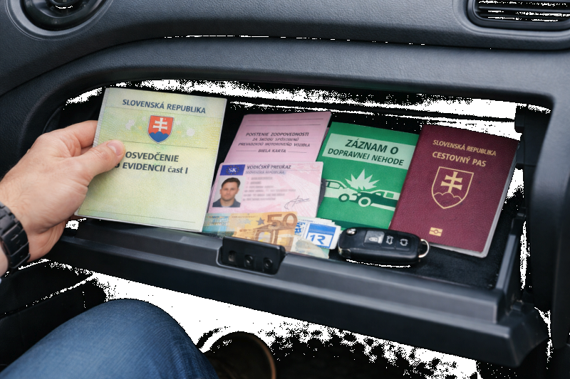 doklady v priehradke auta